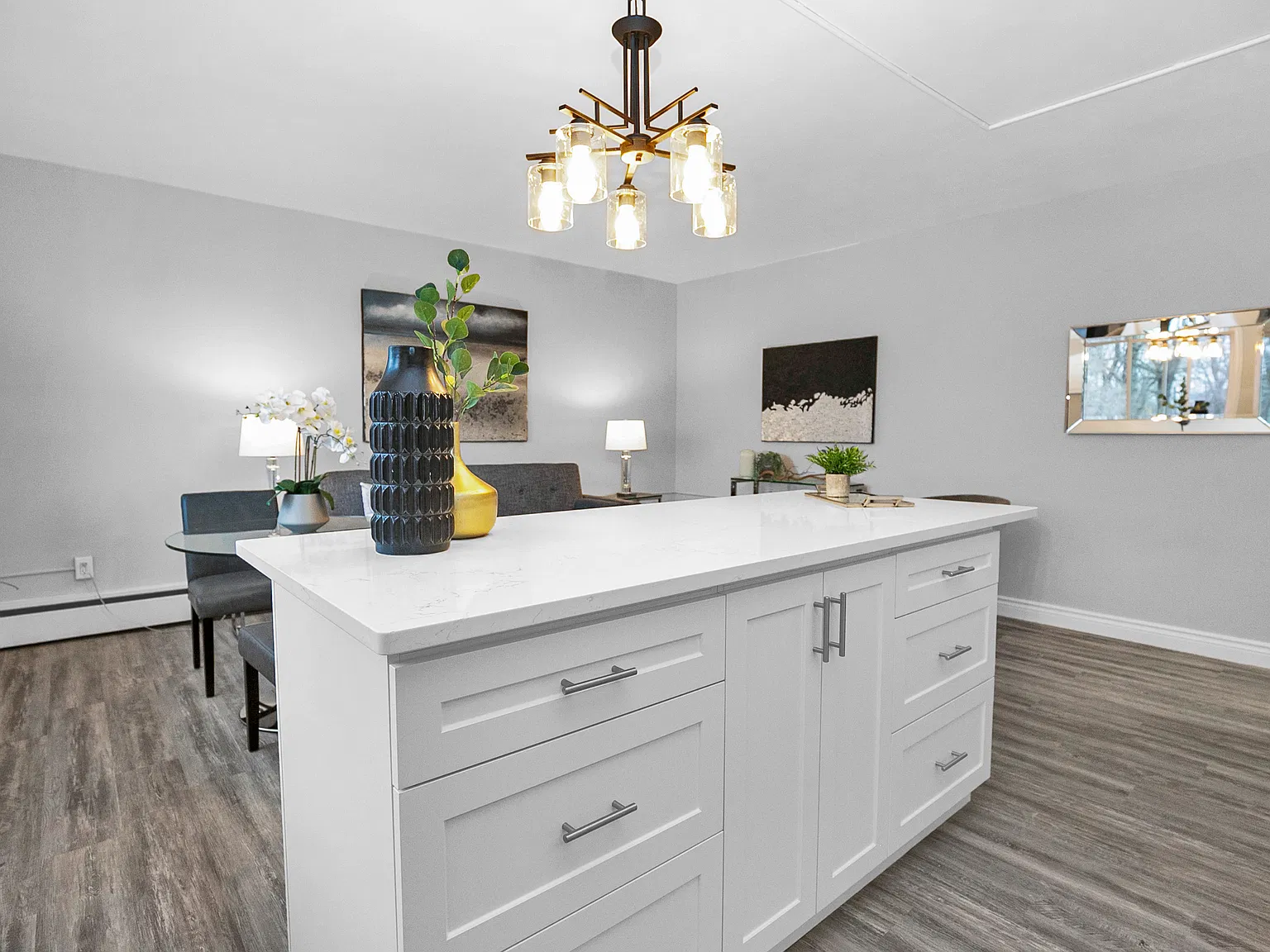Spacious and Bright 1 Bedroom — Photo 1