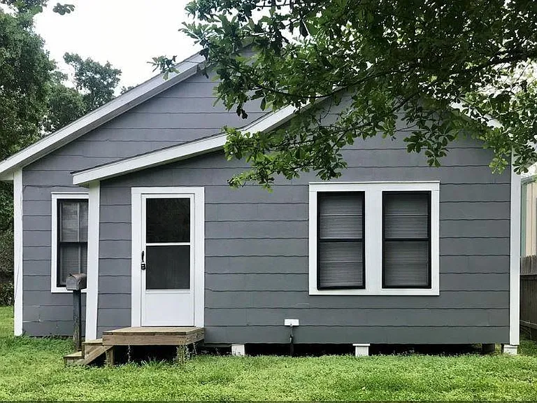 414 E Strand St — Photo 3