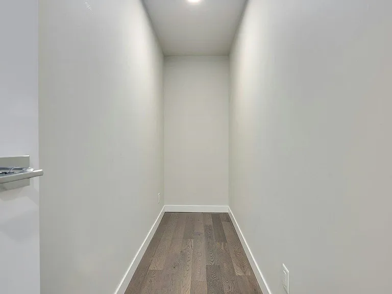5033 Cambie St #604 — Photo 16
