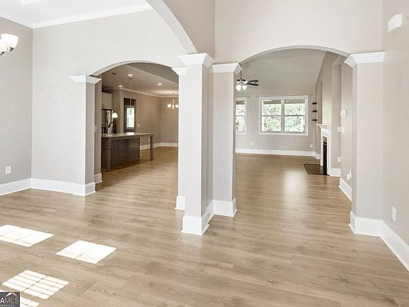 5th image of 51 Montgomery Ln