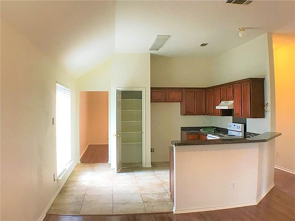 4th image of 1015 Kim Ln