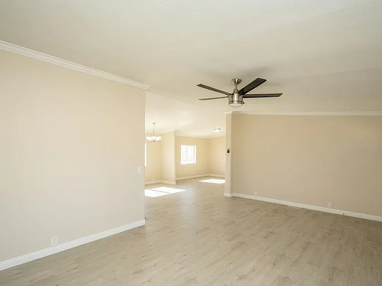 521 W Shady Ln — Photo 8