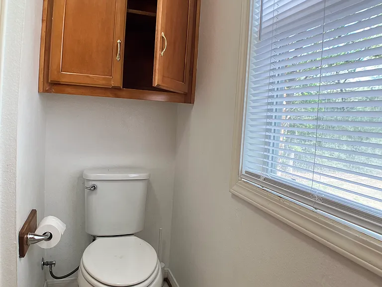 1/2 bathroom, toilet