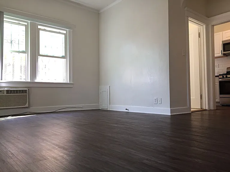 563 N Heliotrope Dr — Photo 7