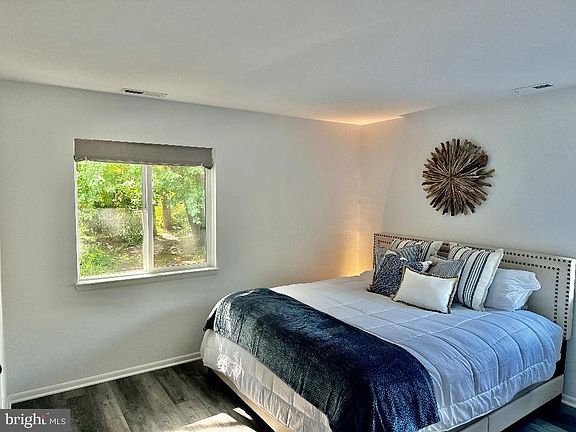 3rd image of 886 Garfield Pkwy #1