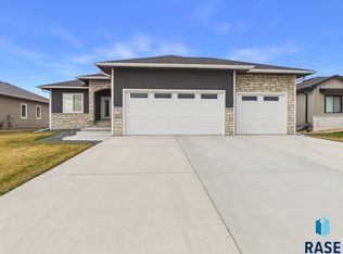 815 Yuzina Ave, Harrisburg, SD 57032