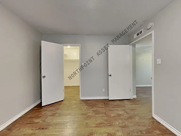 8825 Miami Dr — Photo 16