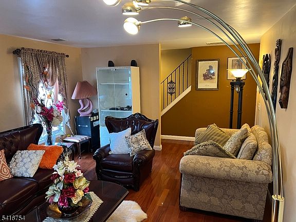 5th image of 415 Wheatsheaf Rd