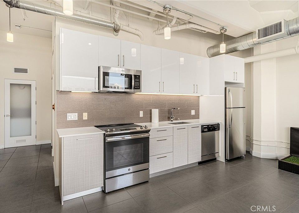 1st image of 939 S Broadway APT 1001