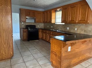 818 N Commerce St, Baytown, TX 77520