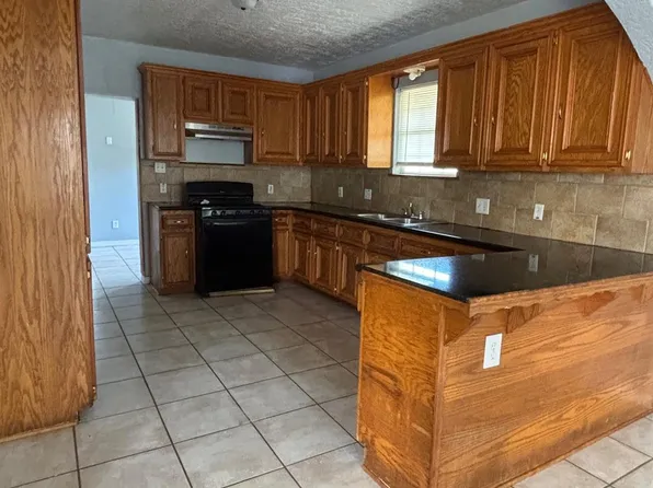 818 N Commerce St, Baytown, TX 77520