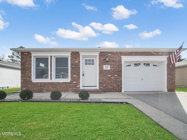 37 Pirogue Street, Toms River, NJ 08757