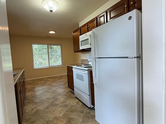 2nd image of 125 Ascot Ct APT 3