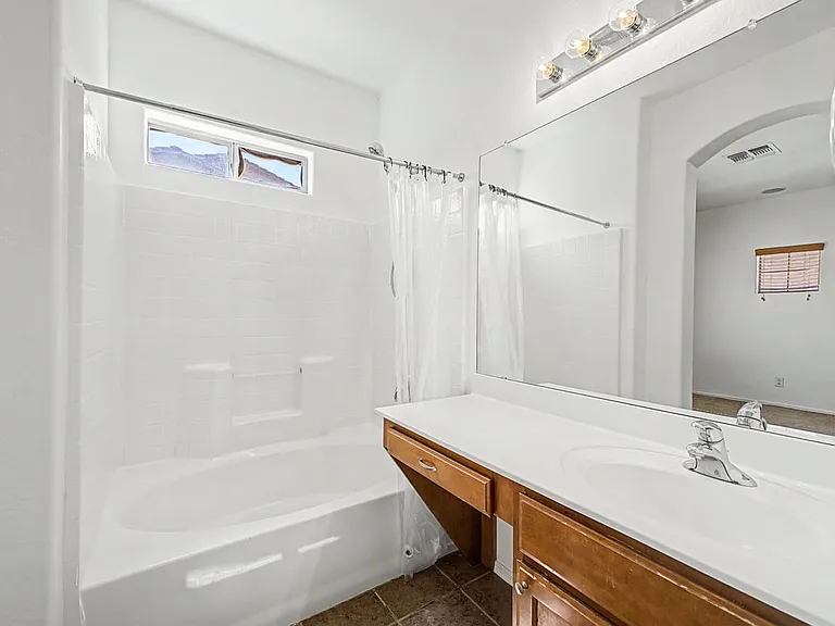 2050 N Arbor Ln — Photo 32