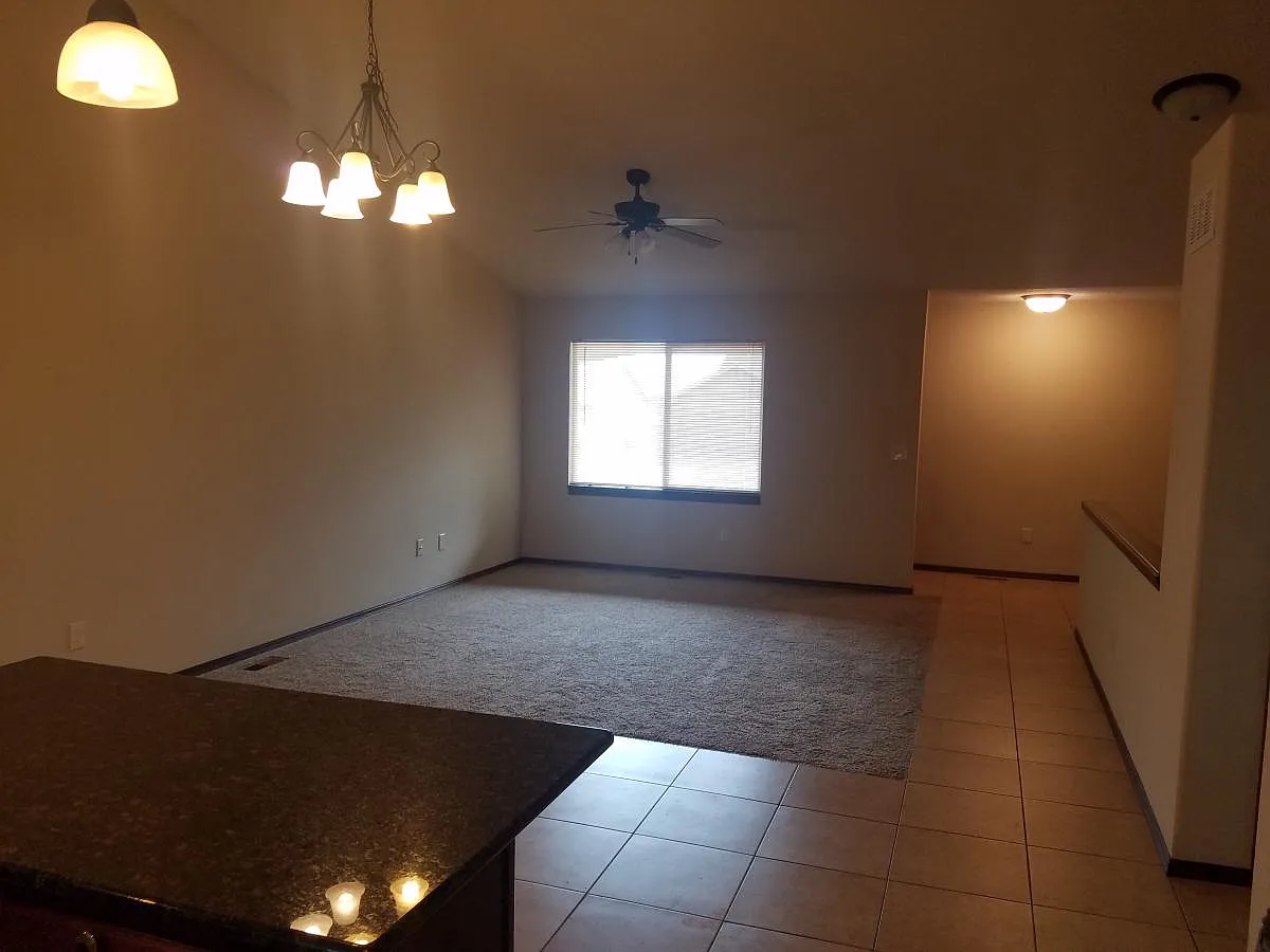3 bed, 2150 sqft, $1,600 — Photo 3