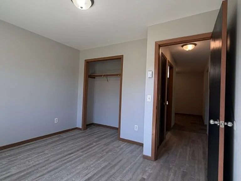 1103 Glades Dr — Photo 7
