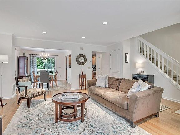 5th image of 5001 Applewood Cir