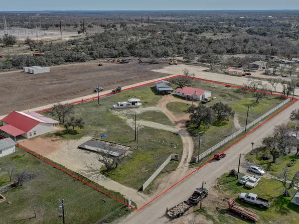 138 S School St, Harper, TX 78631