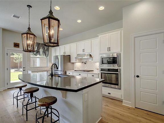 3rd image of 334 Dayridge Dr