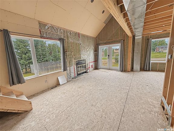 3rd image of 403 Smith CRESCENT