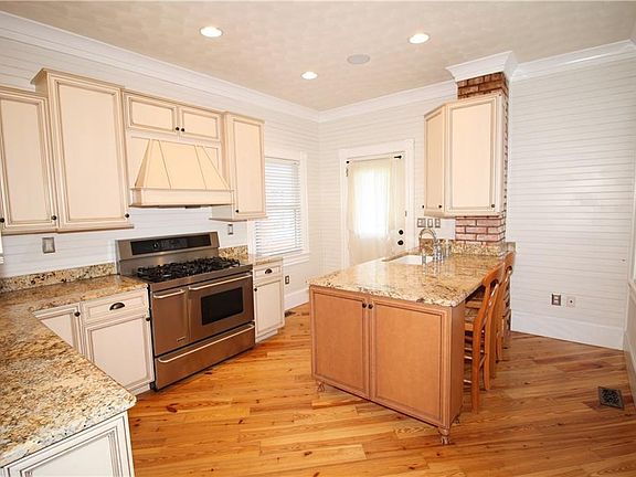 2nd image of 1028 Naval Ave
