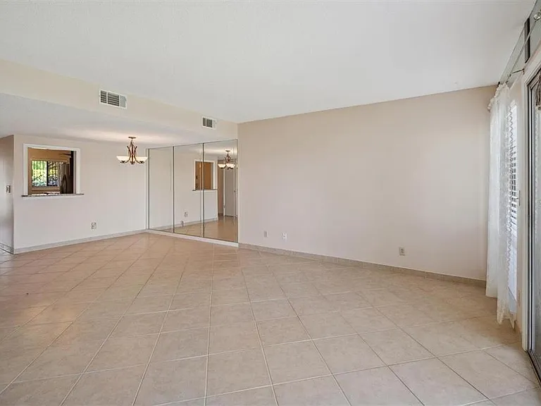 44 Clubhouse Dr #105 — Photo 7