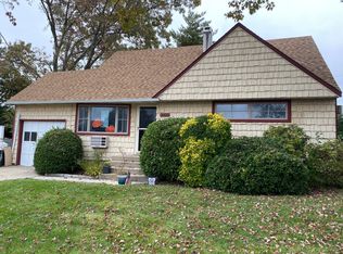2139 Dogwood Ln, Westbury, NY 11590