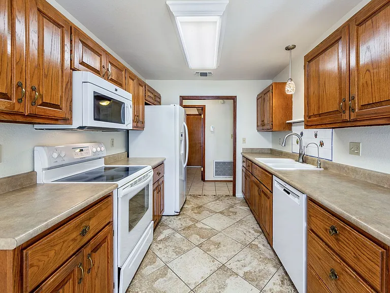 57 Woodcreek Dr — Photo 8