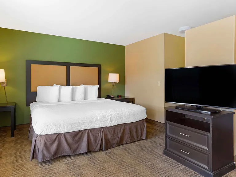 Deluxe Studio - 1 King Bed