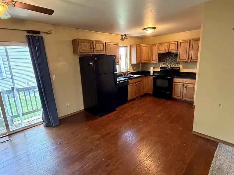 469 Dutton Ave — Photo 3