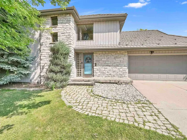 878 Mill Pond Ln, Neenah, WI 54956