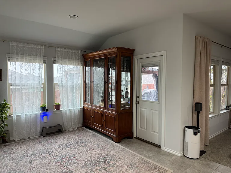 721 Whitecomb Ln — Photo 2
