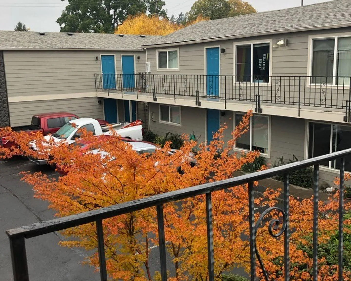 Lower level 1bed, off street parking, coin op laundry on site, all dogs welcome! — Photo 4