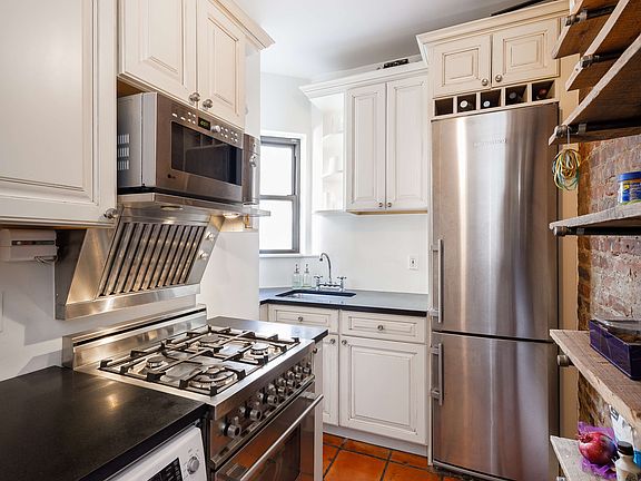 5th image of 315 E 12th St APT 27
