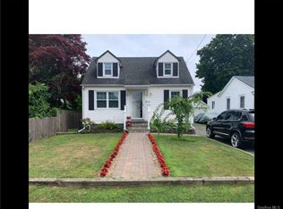 29 Plymouth St, West Babylon, NY 11704