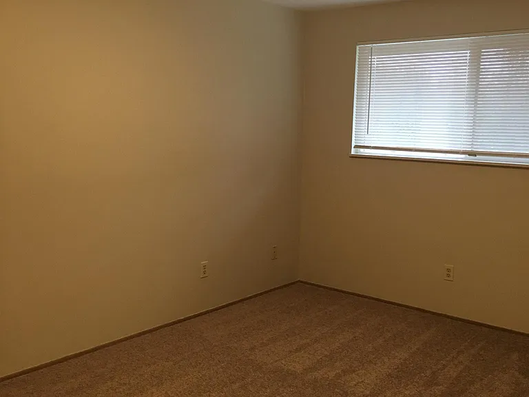 1115 SE Roberts Ave — Photo 8