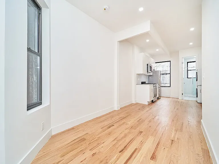 501 1/2 W 43rd St #3W — Photo 5