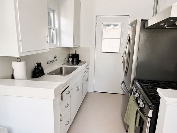 2nd image of 1014 5th St APT 6