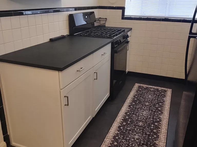 kitchen w new stove