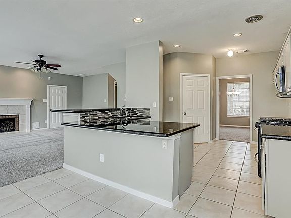 4th image of 1808 Oakleaf Cir