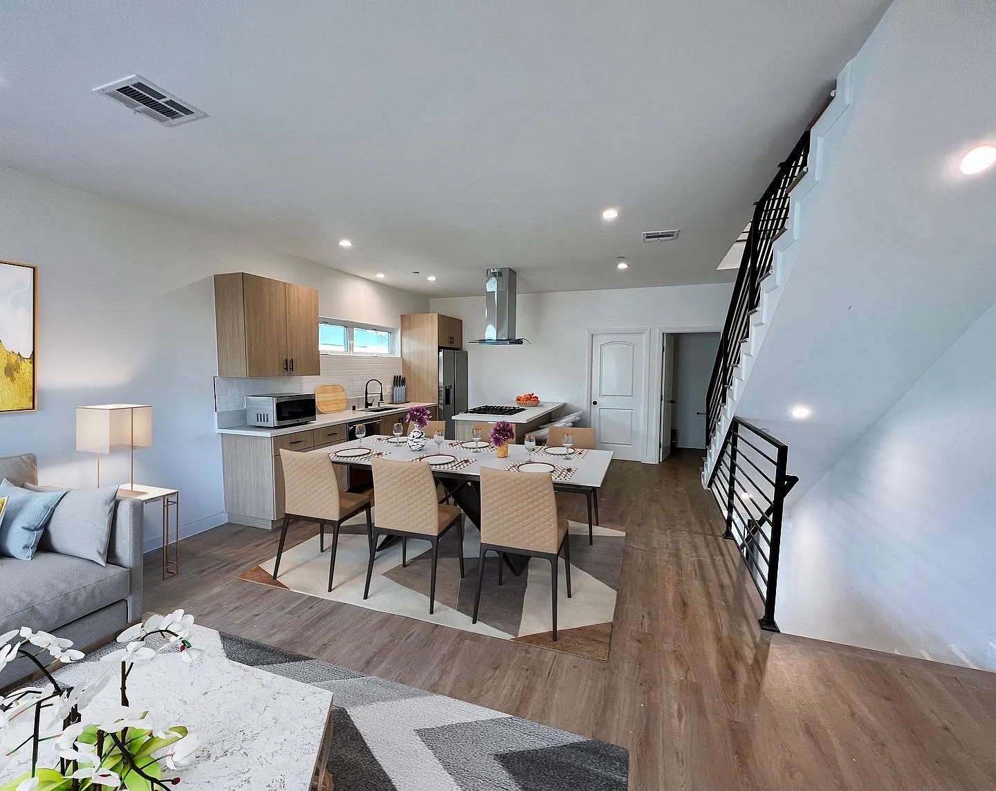 4 bed, 4.5 bath, 1900 sqft, $3,995 — Photo 4