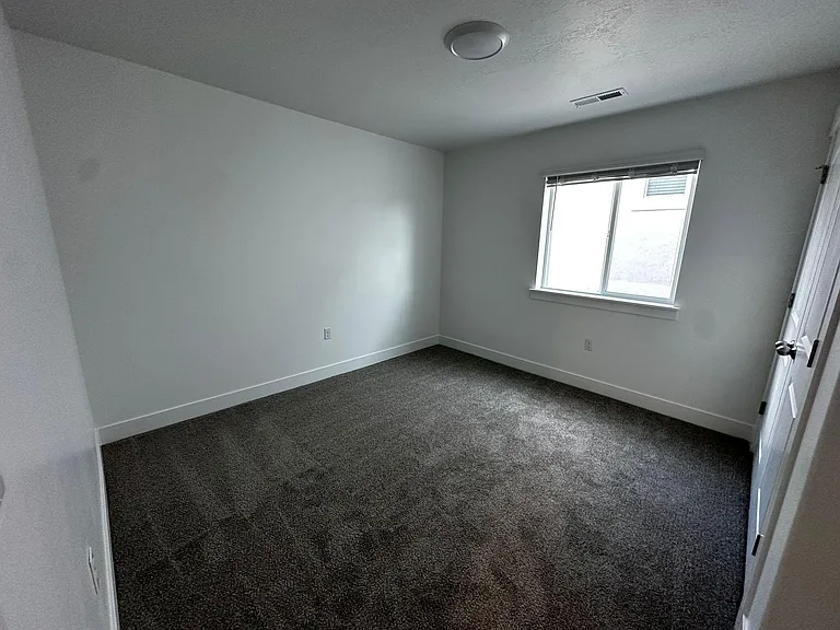 932 N Olson Dr — Photo 2