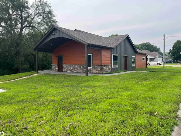 121 N 9th St, Albia, IA 52531