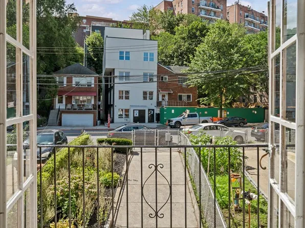 140 Van Cortlandt Park S image 9 of 37