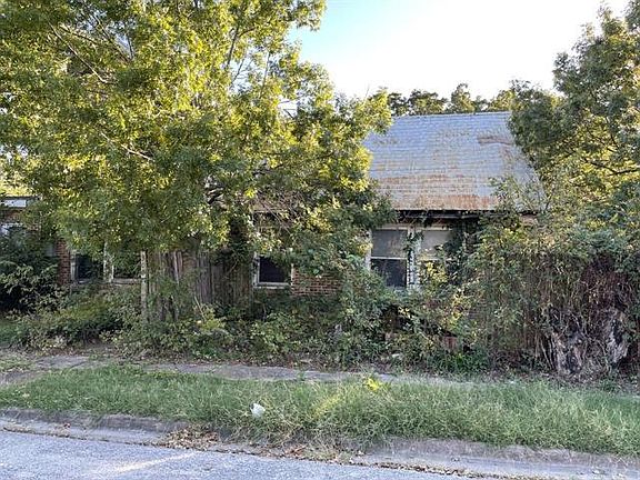 2nd image of 300 E Pecan St