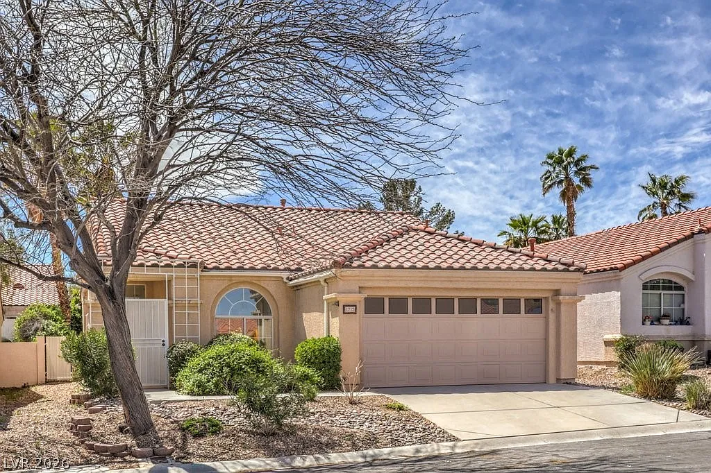 3 bed, 2.0 bath, 1164 sqft, $2,400 — Photo 3