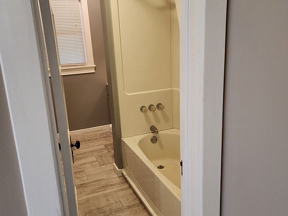 4th image of 1120 Wealthy St SE #4