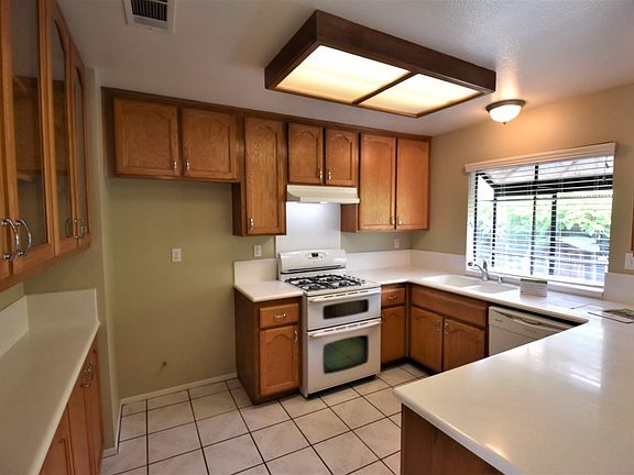 4th image of 2878 N Acacia Ave