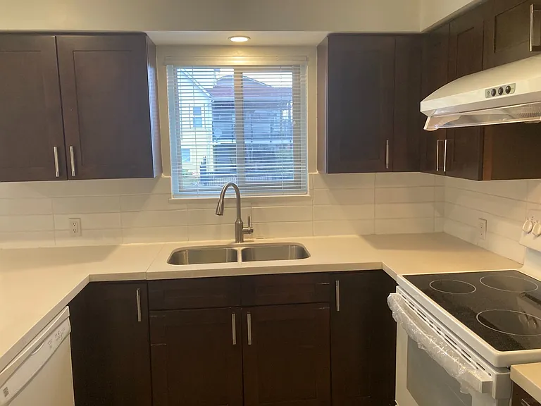 5704 Dundas St #UPPER — Photo 7