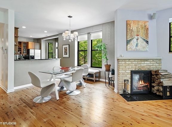 3rd image of 1124 N Hoyne Ave #2